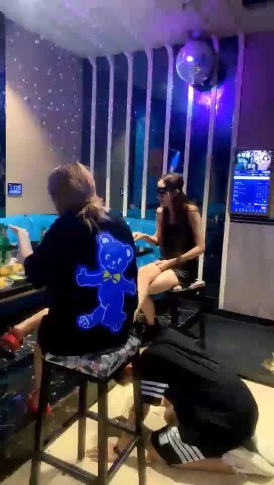 伺候局的贱狗不听话就挨打往死踹