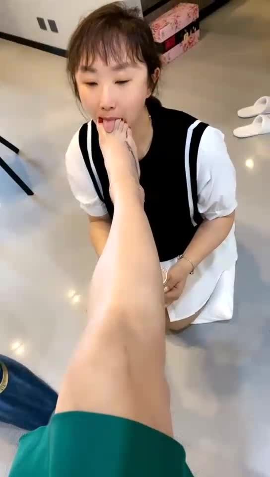 三婶伺候 鞋柜前的耻辱