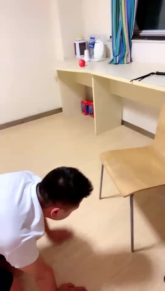 JK裙摆下的狗