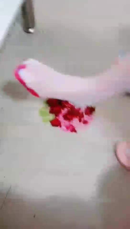第一视角白袜高跟鞋踩踏咀嚼食物