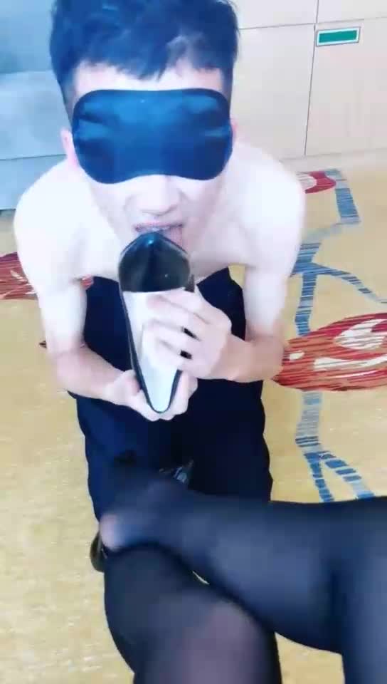 调教远道来上课的狗 看到主人立马硬 踩踏食物兑圣水