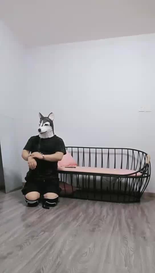 如何让贱货臣服 踩头 鞭打 骑马