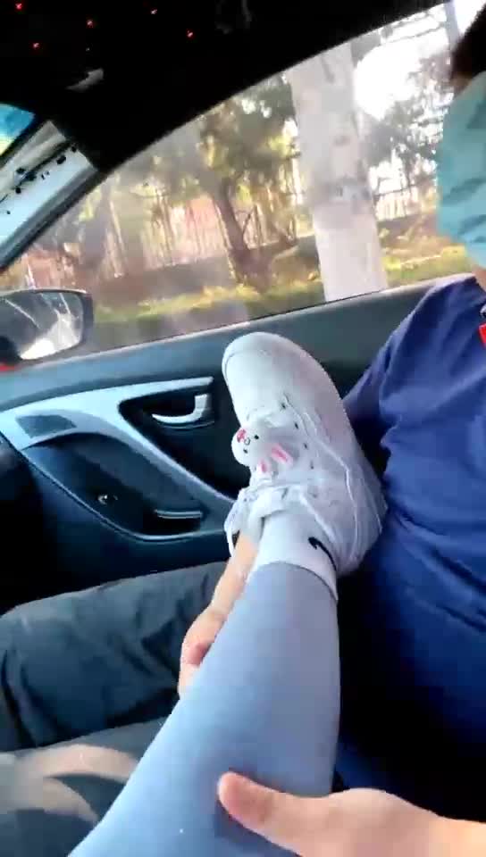 当街躲车里打的狗奴 耳光整得手都麻了