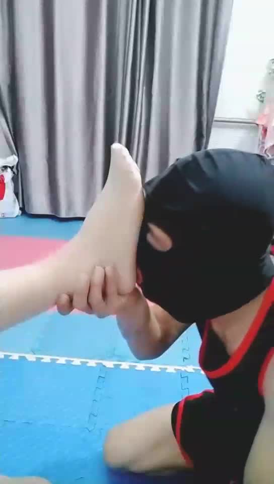 狗太贱 被主人无情虐待 黑靴踢裆 鞭打 耳光 坐脸