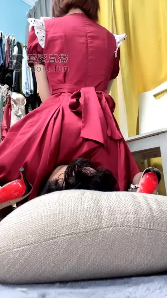 贱狗求得长裙丝袜 坐脸