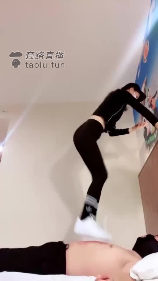 没钱狗子面试 地毯多双鞋子踩踏