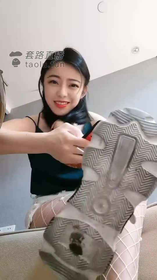  白网袜红绿灯