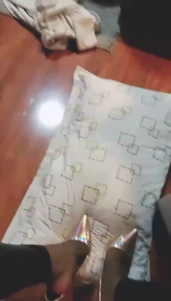 吃饭 有个脚垫在 舔鞋底 舔丝袜脚 踩踏