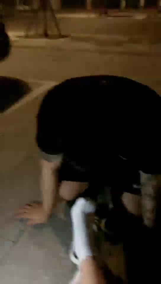 户外开发路人跪舔 猛吸玉足