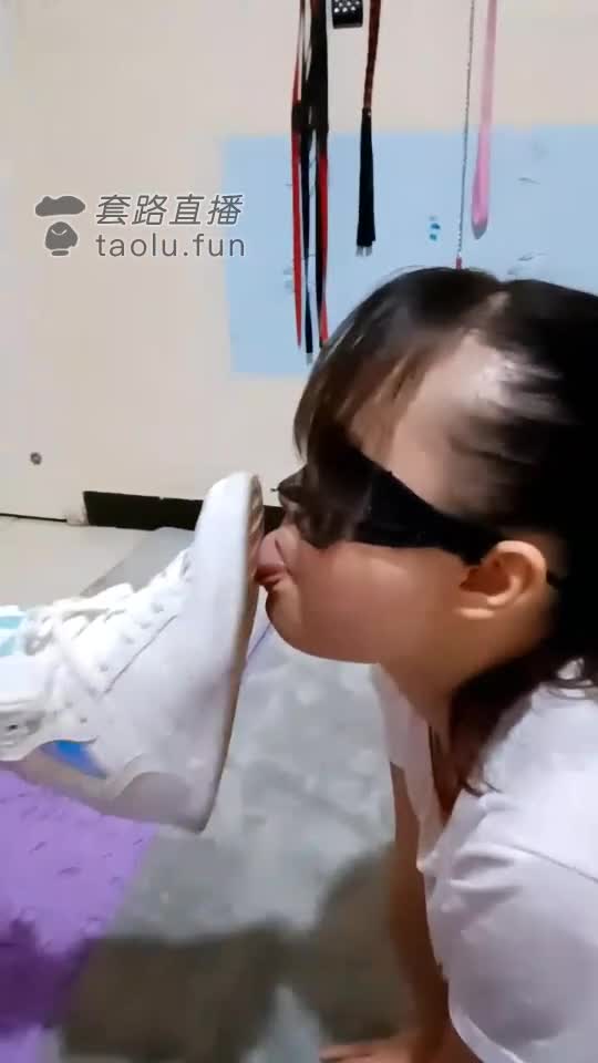 舌头给主人清理
