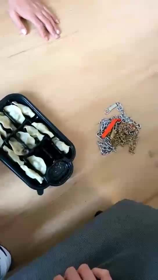踩饺子喂狗