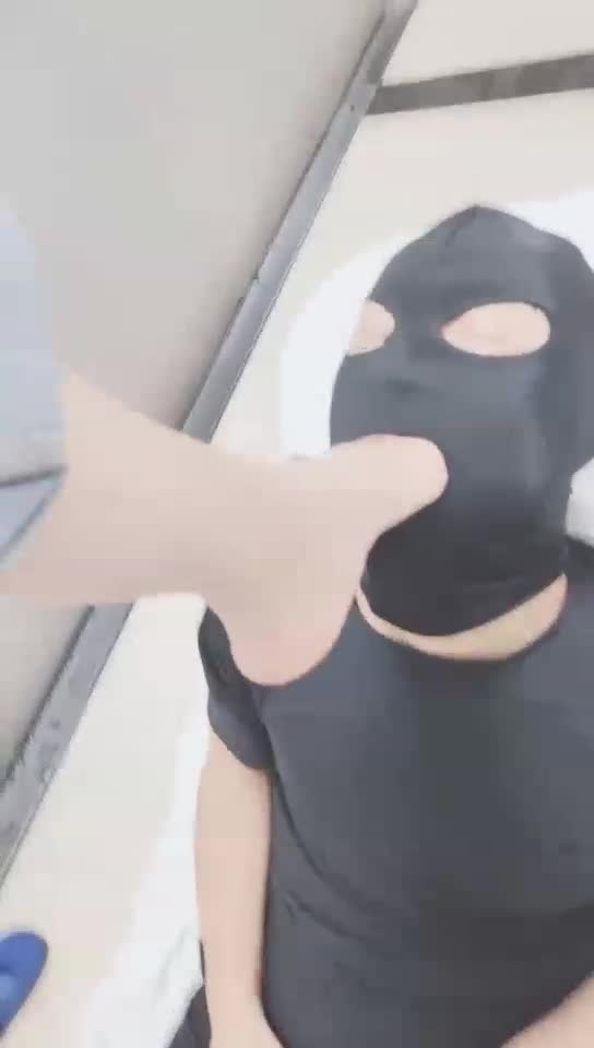 在厕所里面被羞辱 强制深喉想吐也要忍着