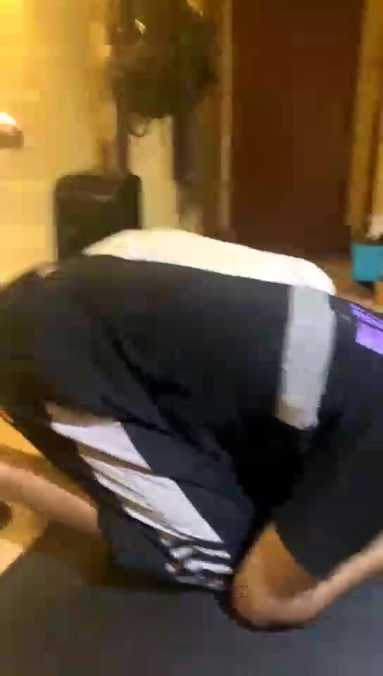 调教新来的两只贱狗 丝袜踩头踩脸闻黑丝脚磕头