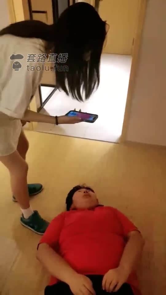 首调母狗 踢裆口水圣水
