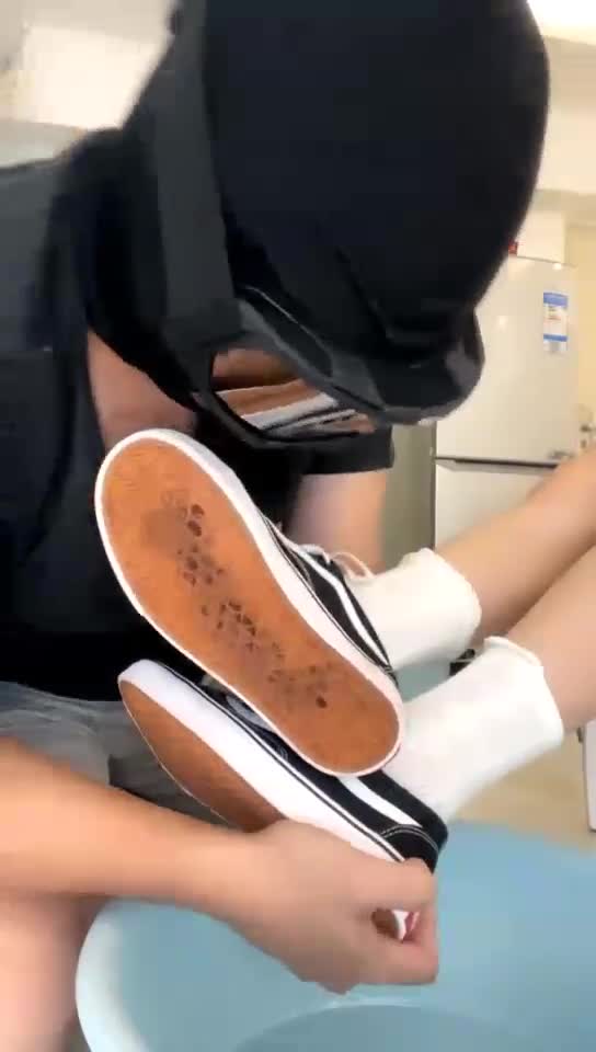 舔鞋喝脏水