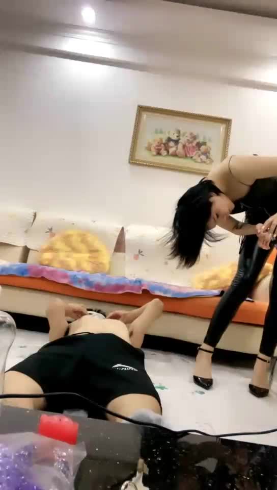 高跟鞋 运动鞋 踩狗