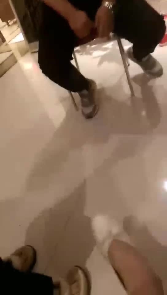 把外卖员叫屋里