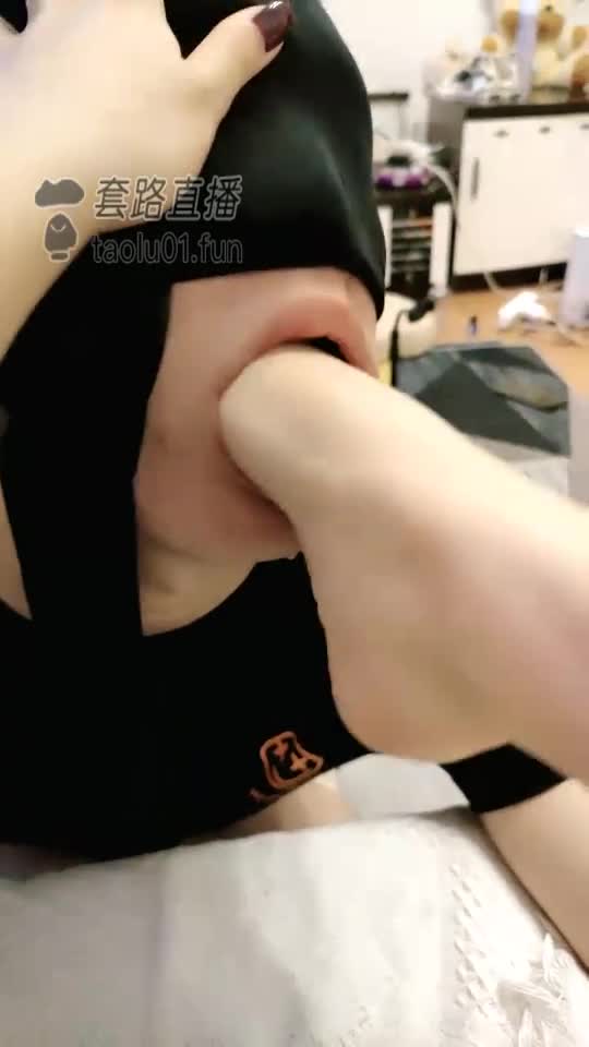 舔深喉夹舌头