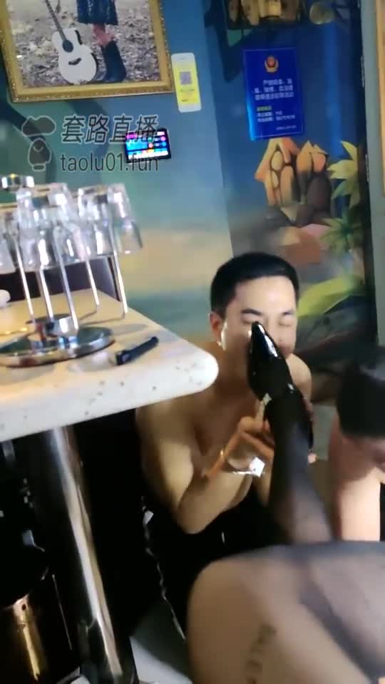 KTV里操两个贱货