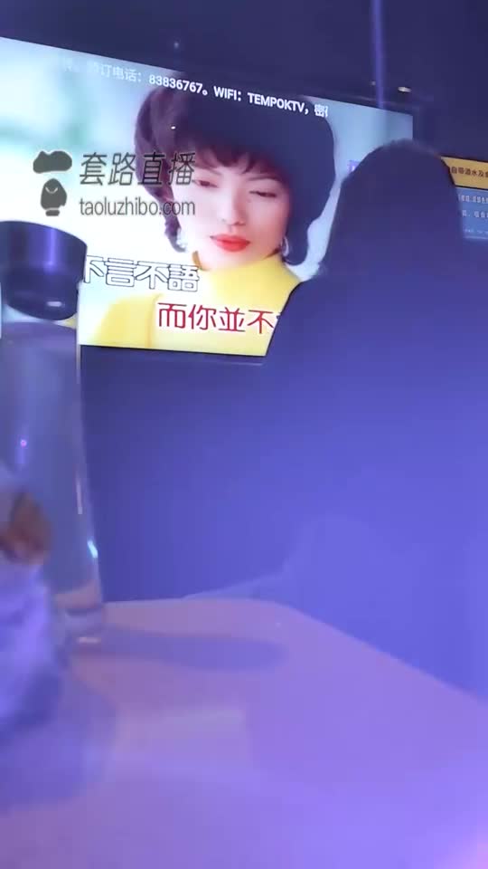 KTV中狗子坐屁垫K歌