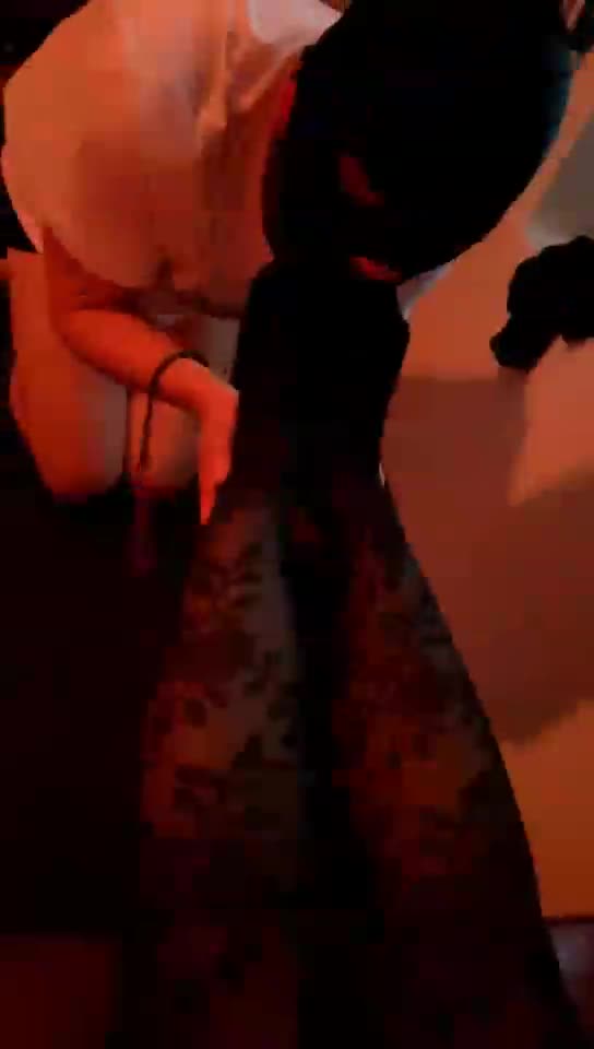 房东突然来收租 被我踩着求饶