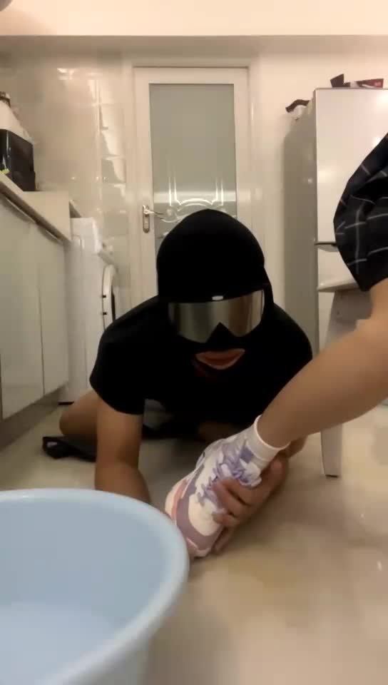 舔运动鞋 喝鞋水
