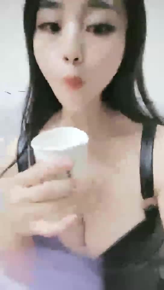 羞辱 口吐物咀嚼物呕吐物 贱狗爬过来接住