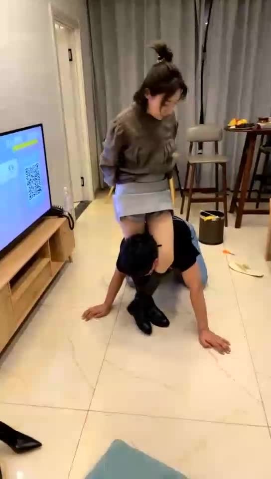耳光 夹脖 鞭打 踩踏 踩头