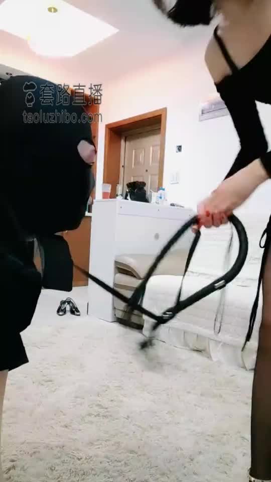 一只迫不及待求虐的小贱货