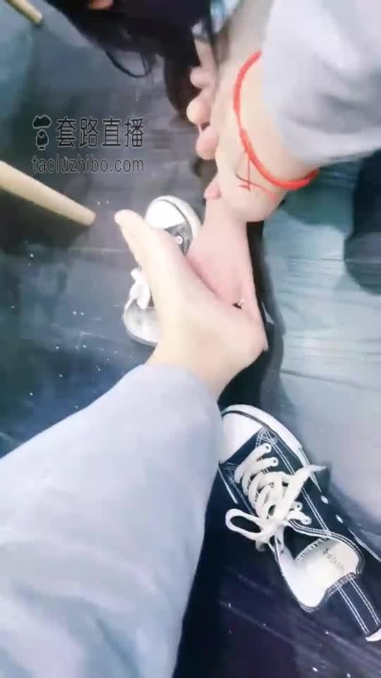 伺候两个新开发小素人玩牌