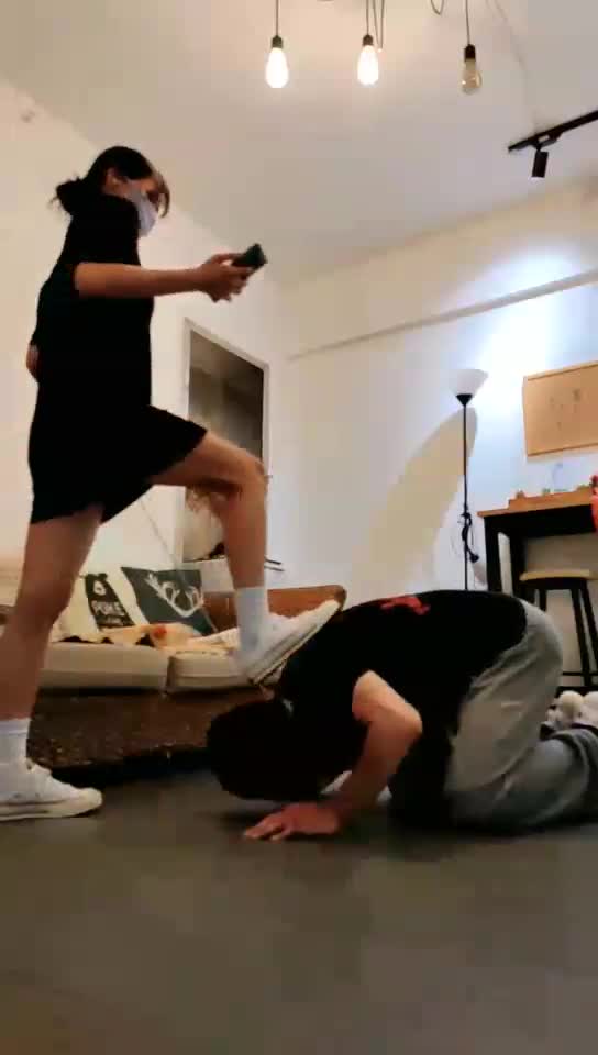 匡威帆布鞋 全体重踩踏蹦跳 深喉
