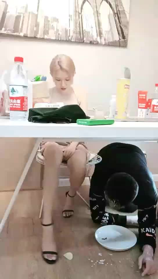 主人脚喂食 刺激