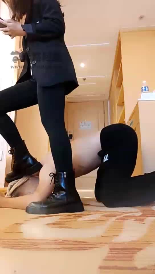 鲨鱼裤坐脸 揪耳朵溜圈