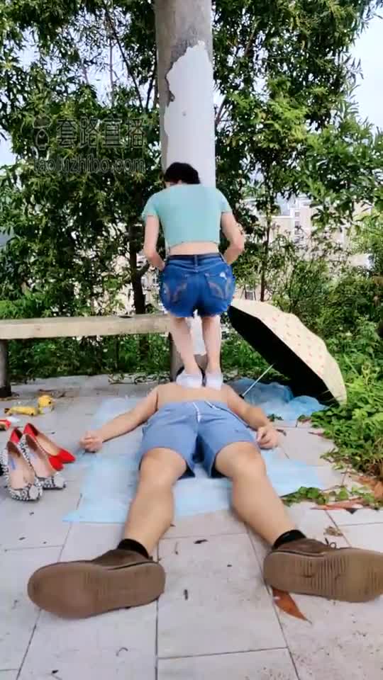 雨天户外全体重踩踏 小白鞋高跟换着踩 踩踏喂食 舔鞋底