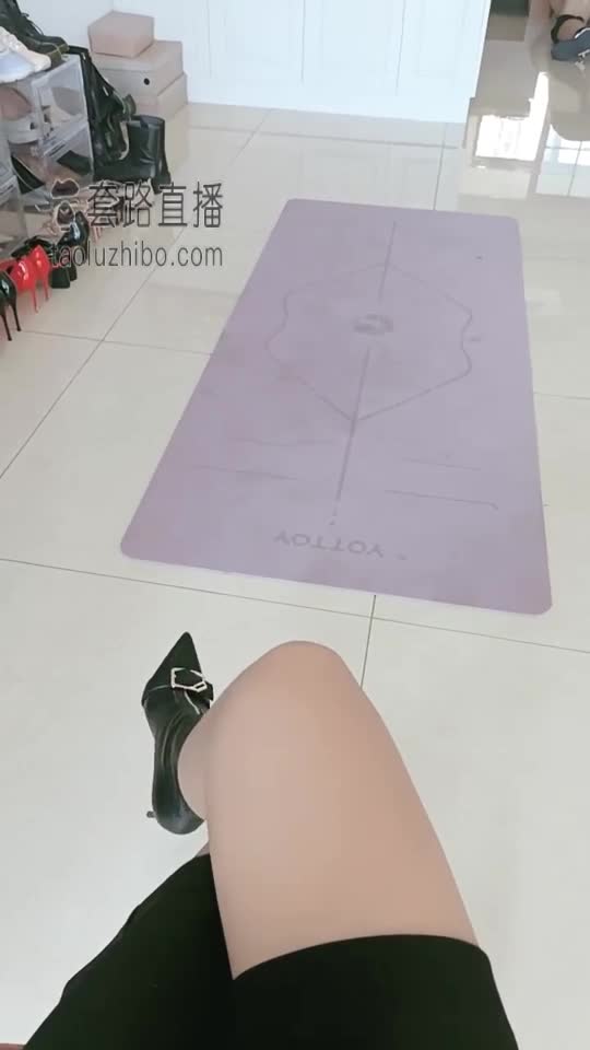 跪拜鞋子祖宗 舔靴子 闻臭丝袜 舔脚 深喉