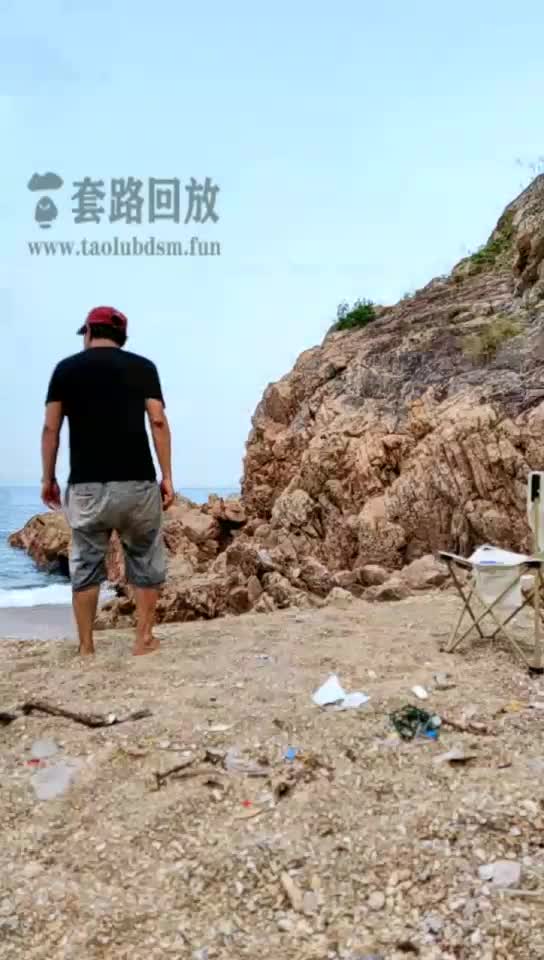 海滩踢裆耳光踩踏