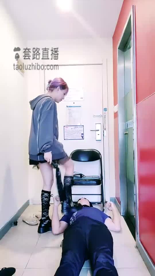 暴力踢裆 踢废学生狗