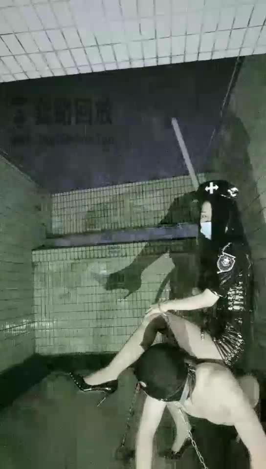 夜晚露出溜弯