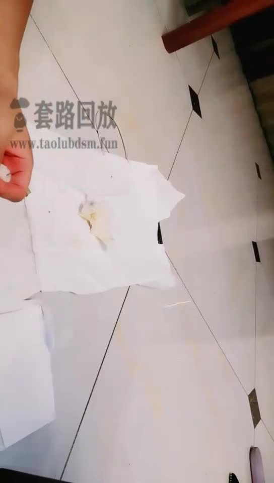 圈养的马桶狗子 又吃又喝