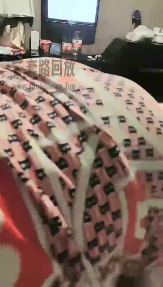 妹妹继续舔脚