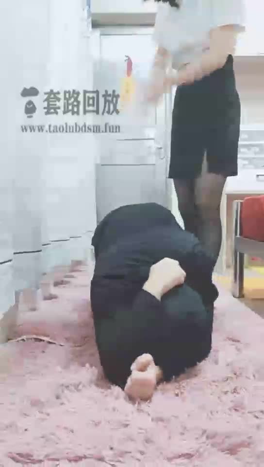 可怜的狗被白领狂揍 踩脸 舔脚 穿跨