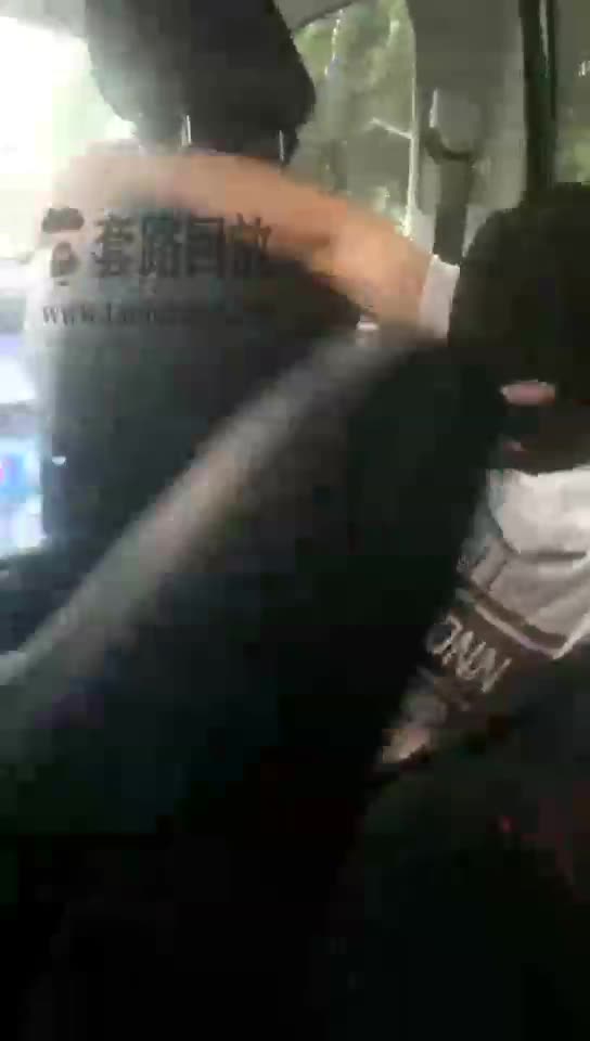 车内恋足 路人不断