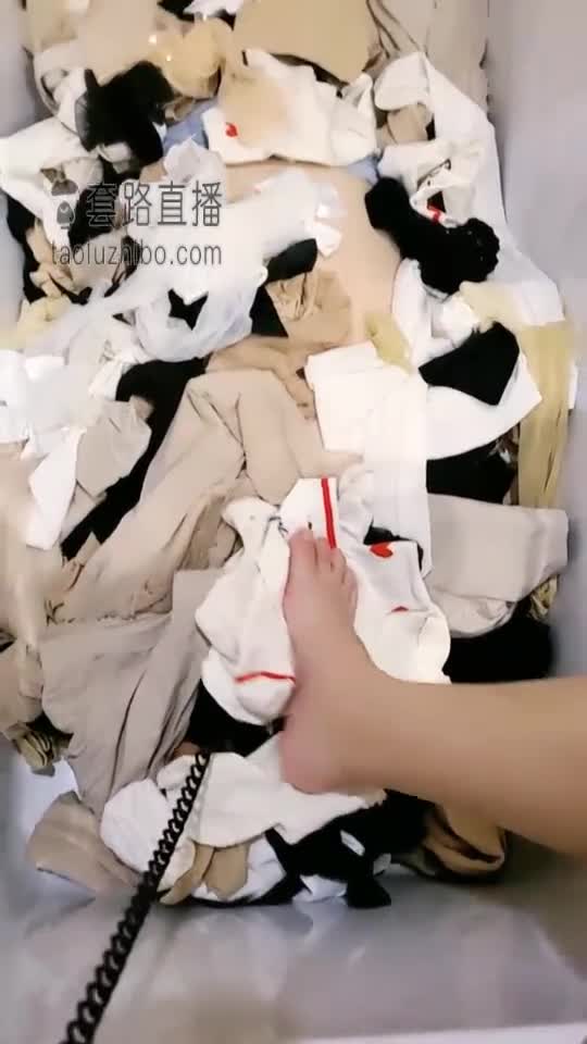 被埋在原味袜子堆里的狗