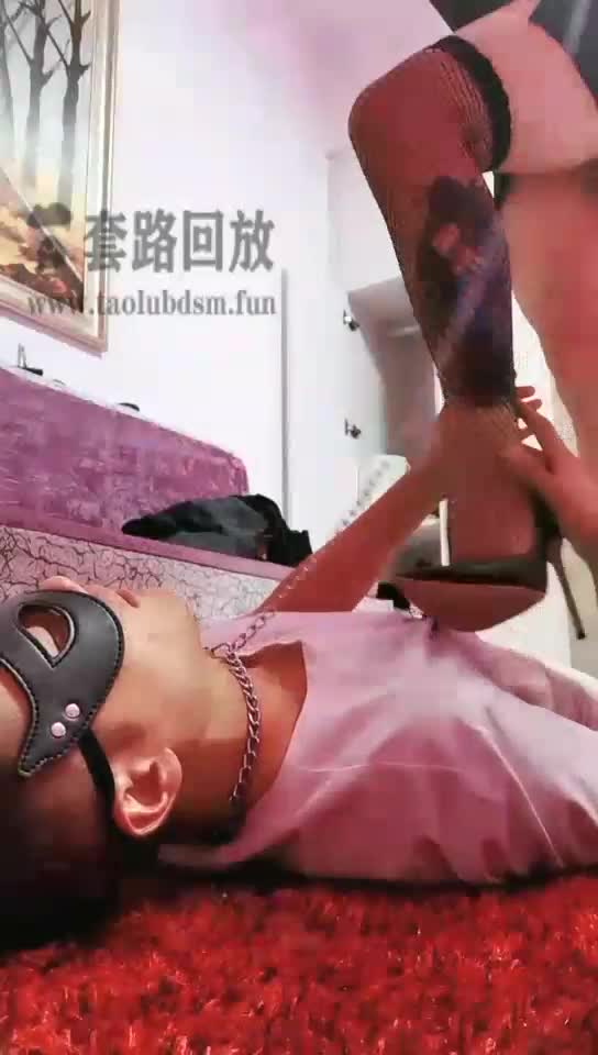 舔脚踩踏耳光