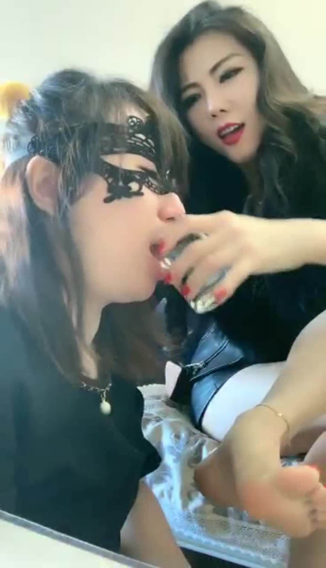 强制母狗喝圣水 灌哭了