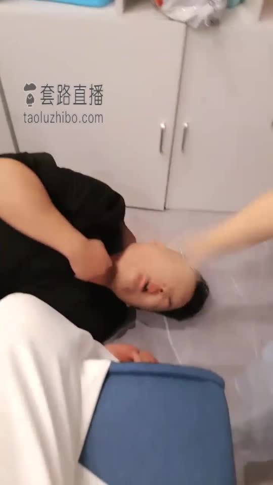 被几位妈妈一起调
