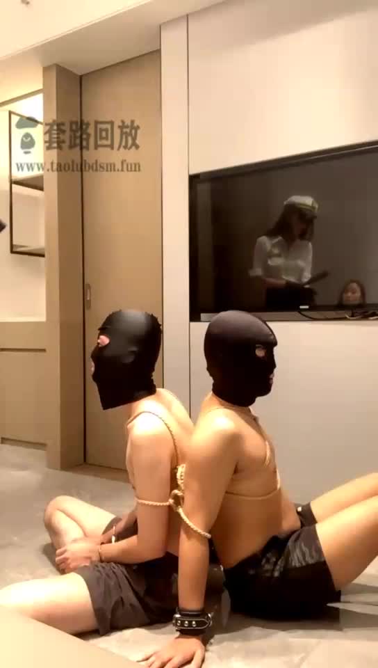 双胞姐妹挑战双狗 三百下耳光2