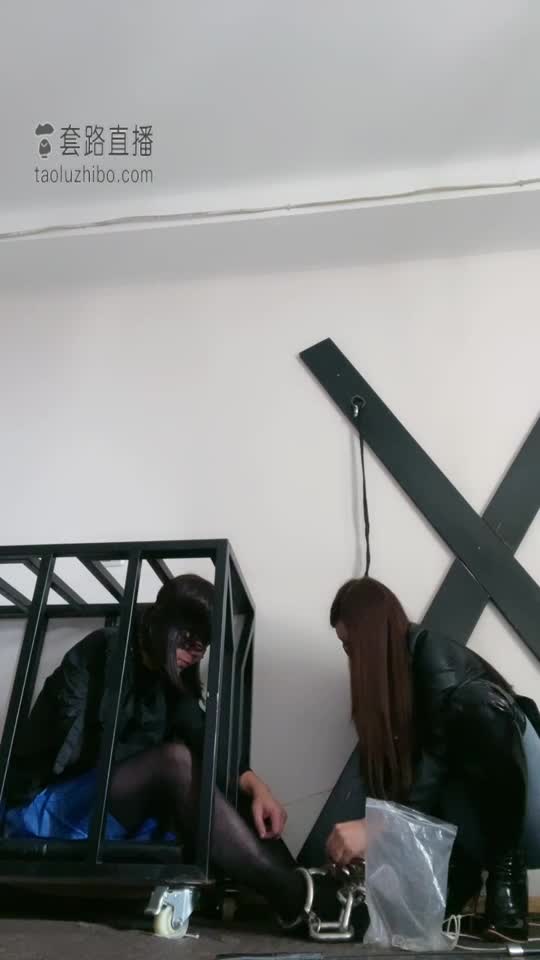 囚禁变性邢犯 暴打