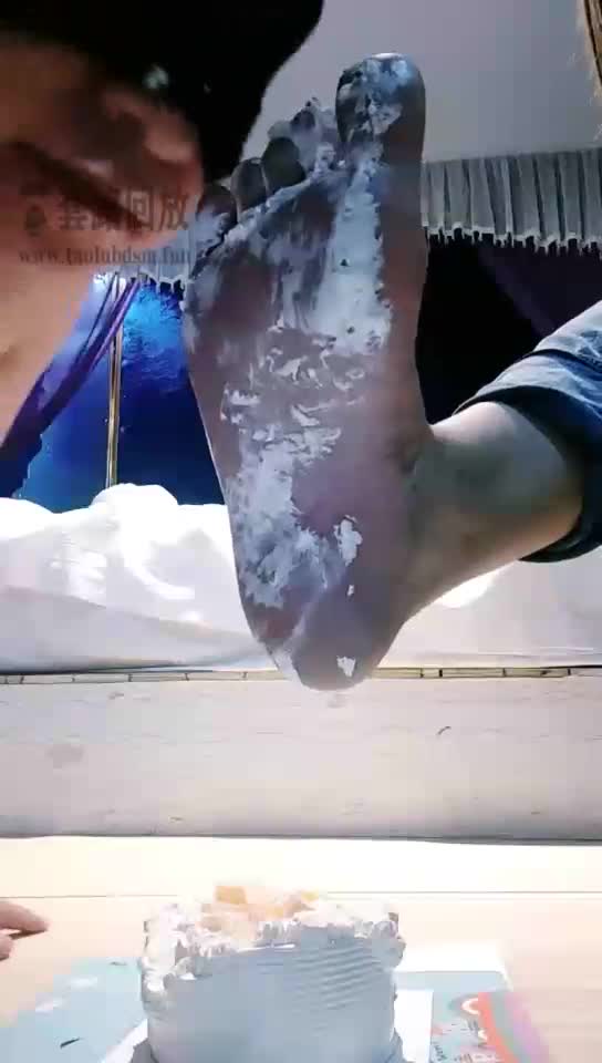 超刺激脚喂食蛋糕 插吐