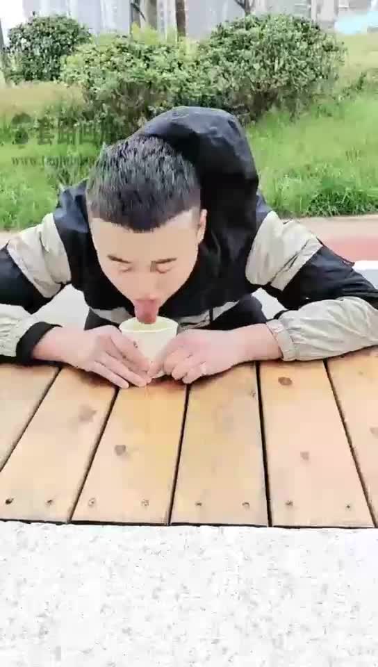 犯贱喝夫妻主圣水 头一次
